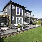 Sjonaert Hus Pa Idylliske Husoy