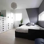 Sjonaert Hus Pa Idylliske Husoy 別荘