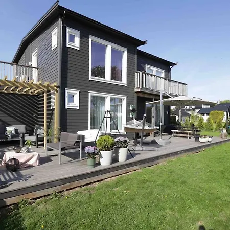 Sjonaert Hus Pa Idylliske Husoy