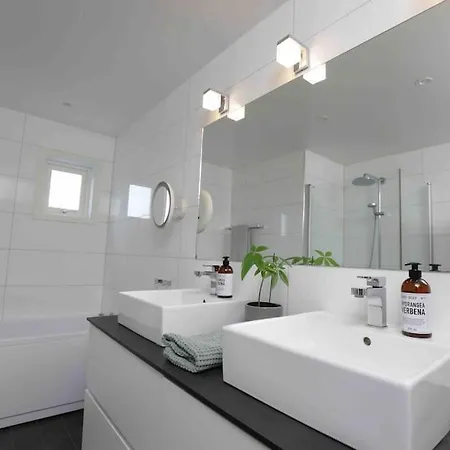 Sjonaert Hus Pa Idylliske Husoy Holiday home