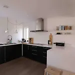 Sjonaert Hus Pa Idylliske Husoy